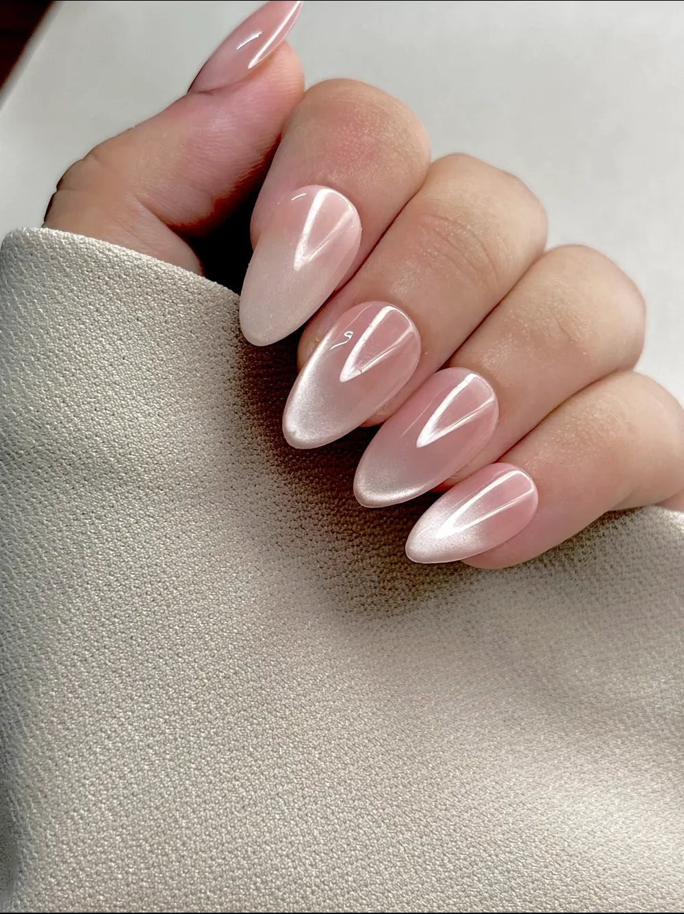 Evaluate your nails game with our handmade Cat Eye Soft Gel Press On Nails. 