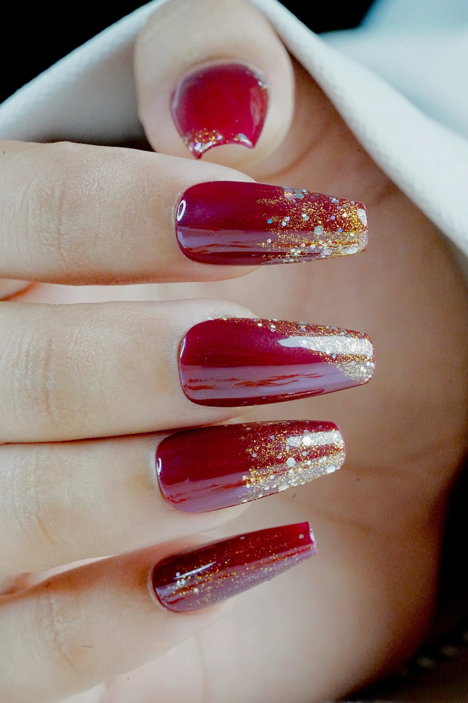 These maroon glitter press on nails are made of coffin shape that remains always in trend.