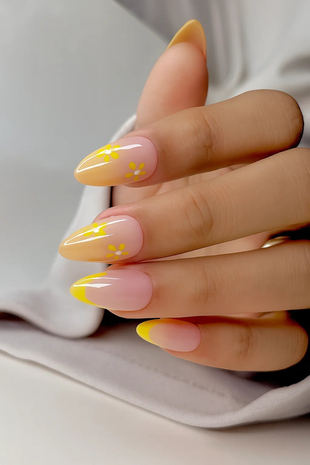 Floral press-on nails with delicate daisy details
