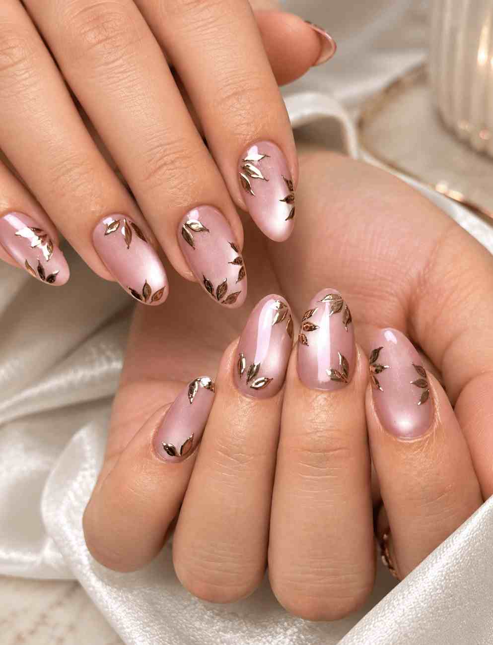 golden-petals-pastel-lavender-chrome-press-on-nails