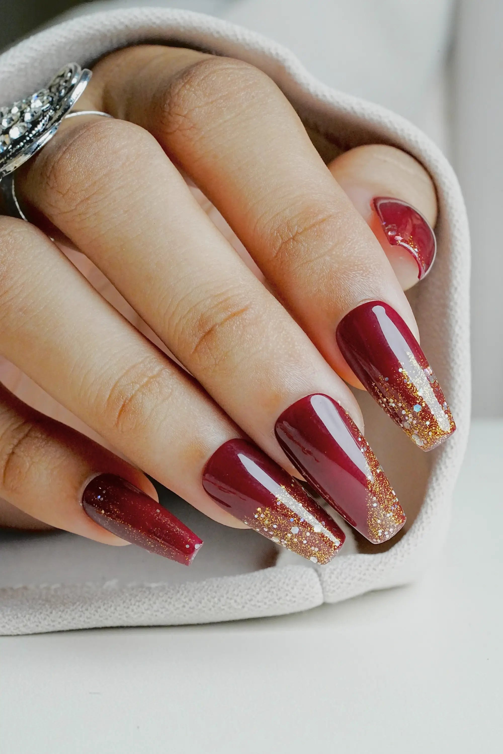 maroon wedding fake nails for indian bride. a set of maroon with golden glitter french tip press on nails