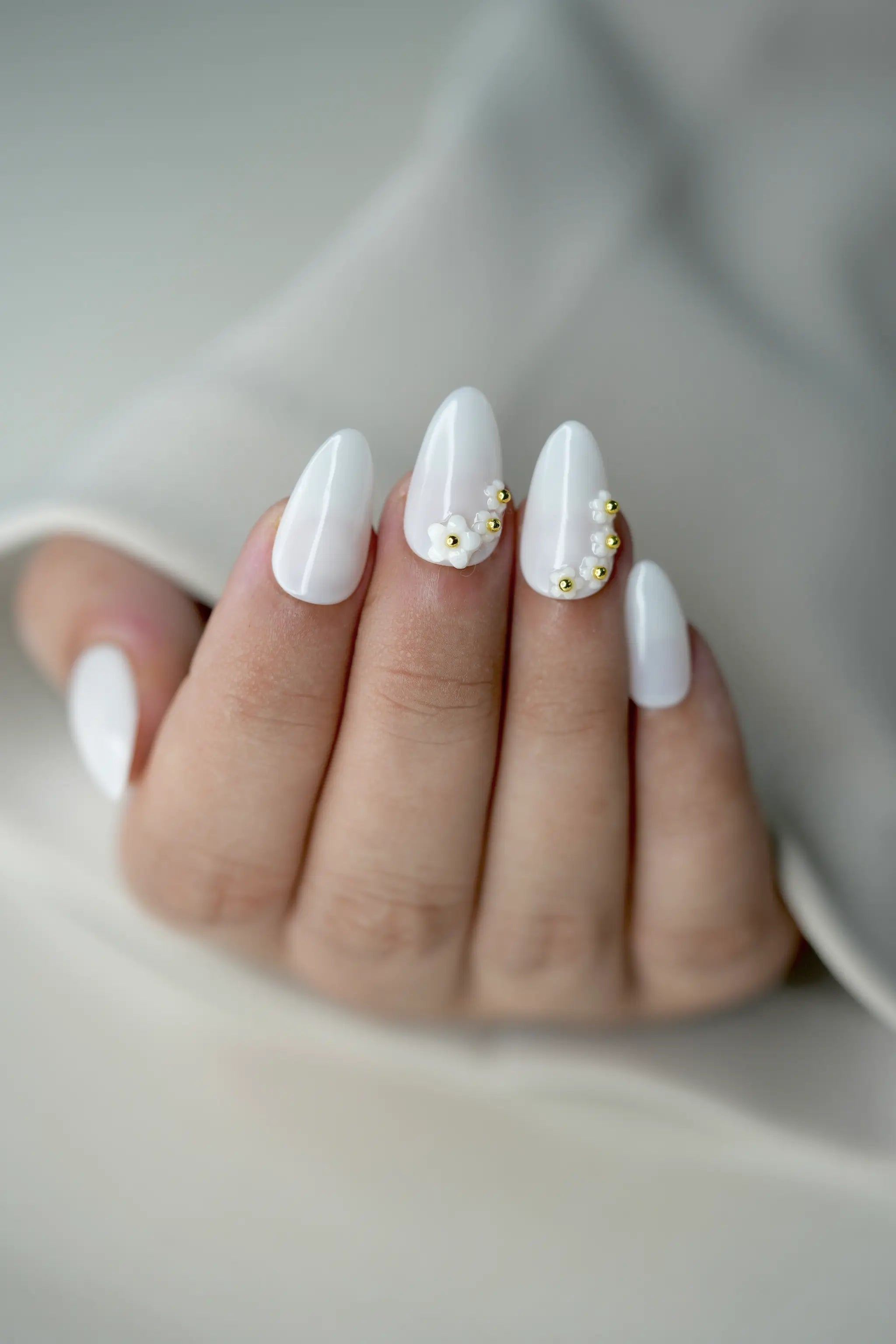 Pearl-inspired press-on nails with elegant glossy finish