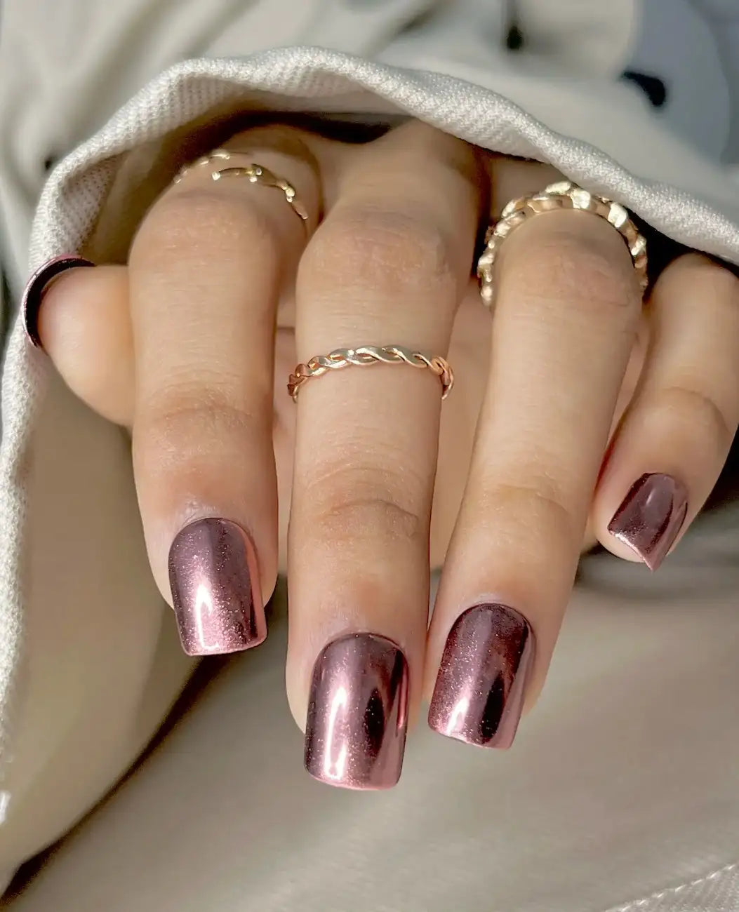Glossy shimmer press-on nails for a radiant and elegant look